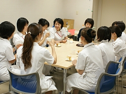 復職した看護師を囲んでの懇談会
